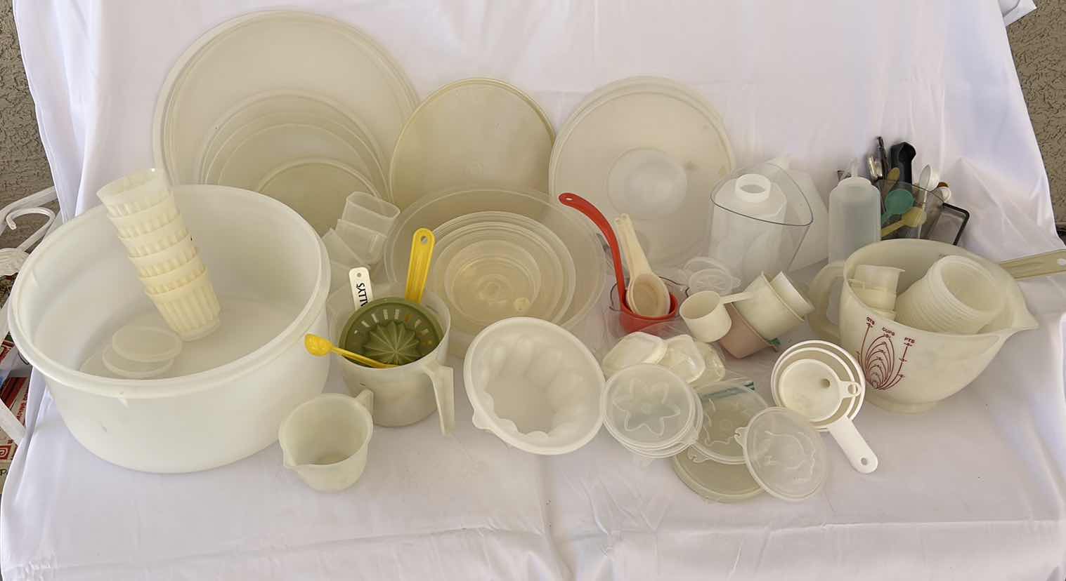 Photo 1 of VINTAGE TUPPERWARE PLASTIC STORAGE CONTAINERS, LIDS, BOWLS & MEASURING TOOLS
