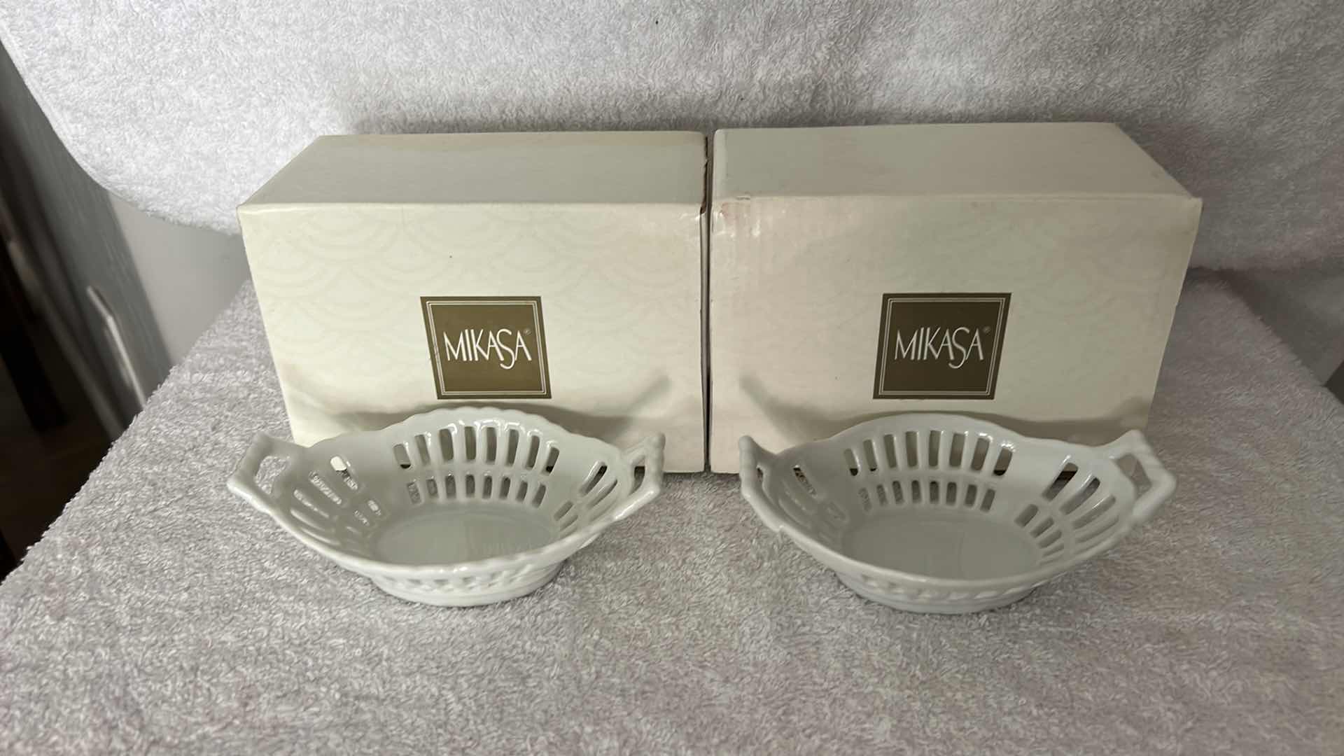 Photo 1 of SMALL MIKASA BRIDAL LACE BASKETS