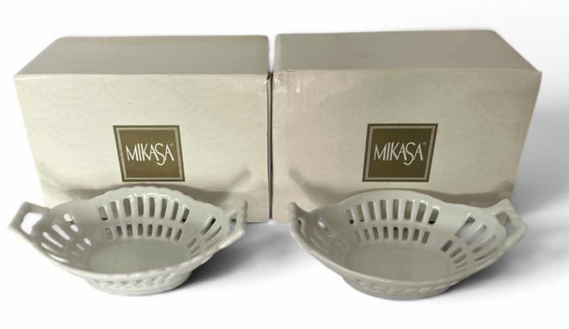 Photo 1 of SMALL MIKASA BRIDAL LACE BASKETS