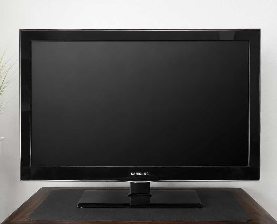 Photo 1 of SAMSUNG TV ON STAND