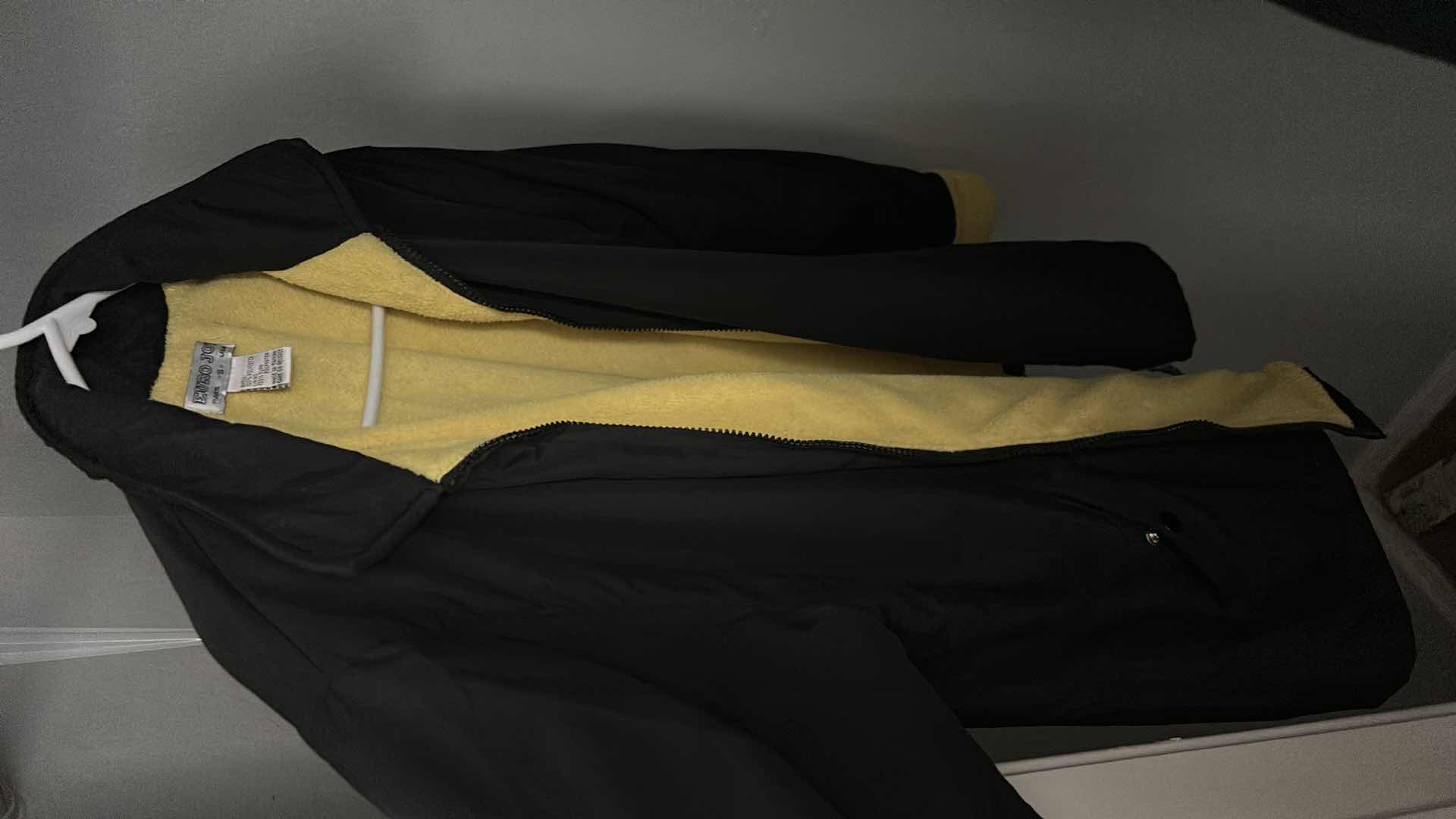 Photo 1 of MENS / WOMENS CLOTHING SIZE S/M