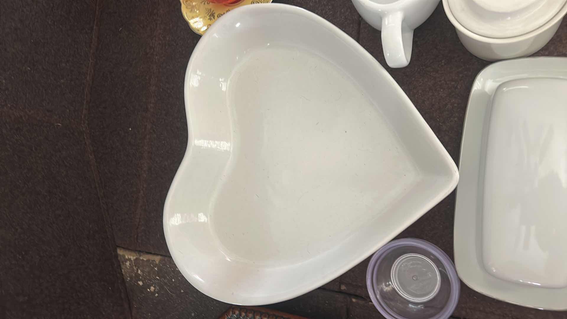 Photo 1 of KITCHEN ITEMS AND SERVICE
WARE