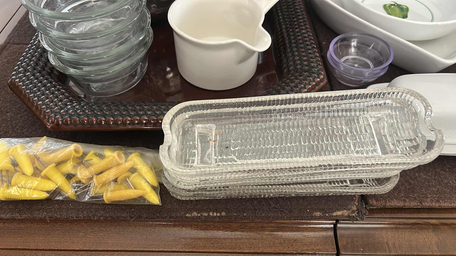 Photo 1 of KITCHEN ITEMS AND SERVICE
WARE