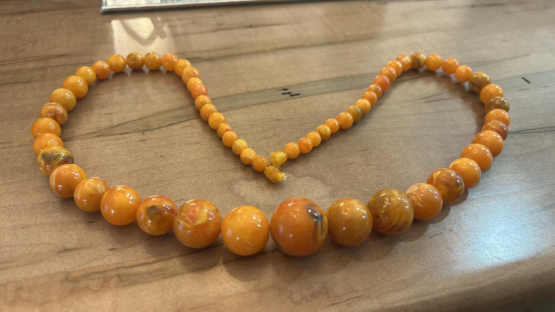 Photo 1 of VINTAGE GRADUATED BUTTERSCOTCH BALTIC AMBER BEAD NECKLACE. WEIGHING APPROXIMATELY 94.62 GRAMS