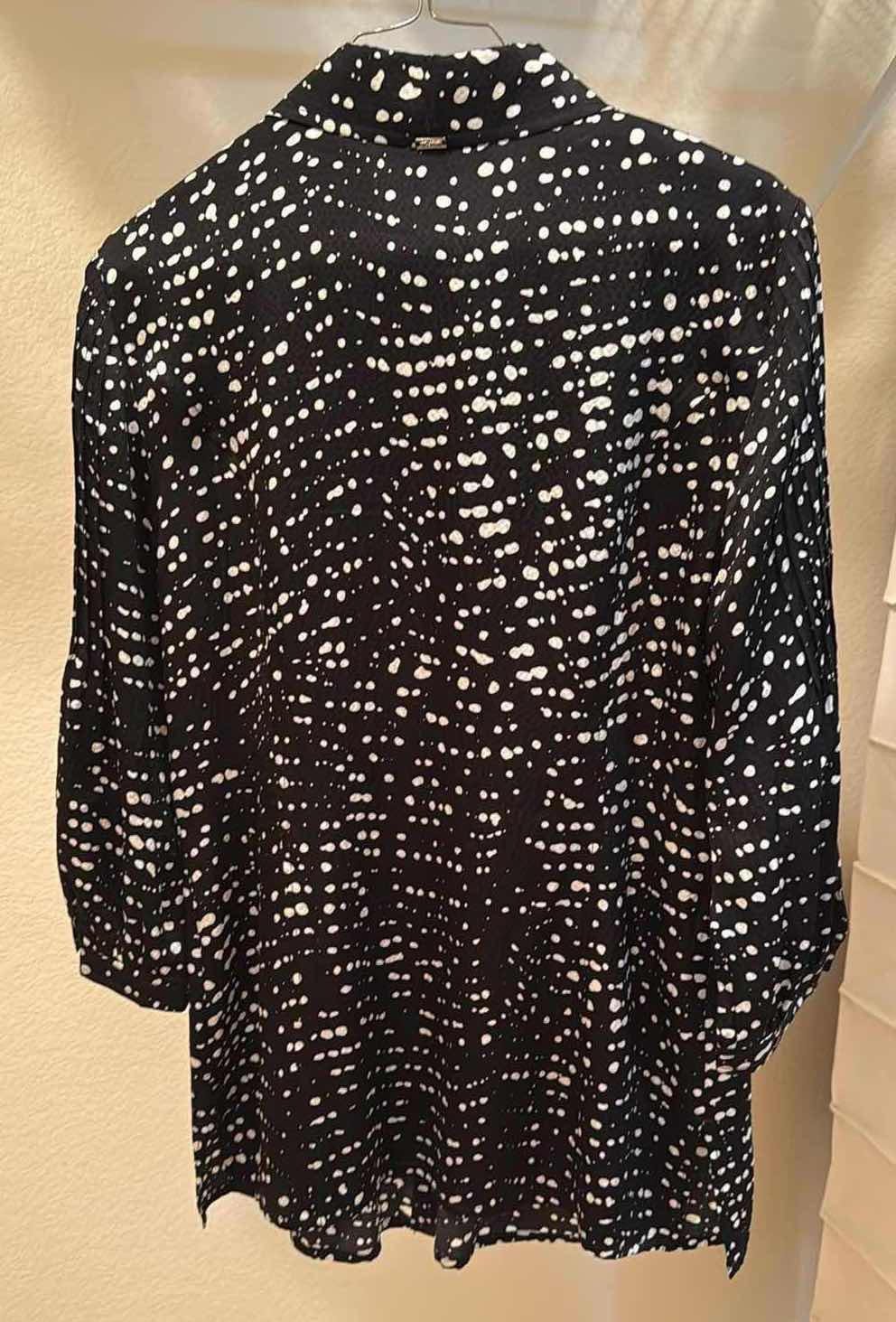 Photo 1 of ST JOHN DESIGNER BLACK & WHITE BLOUSE (6)