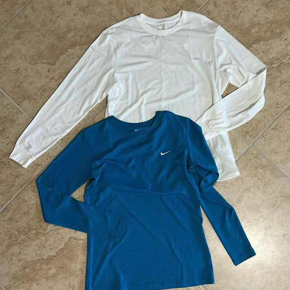 Photo 1 of 2 LONG SLEEVE NIKE TOPS