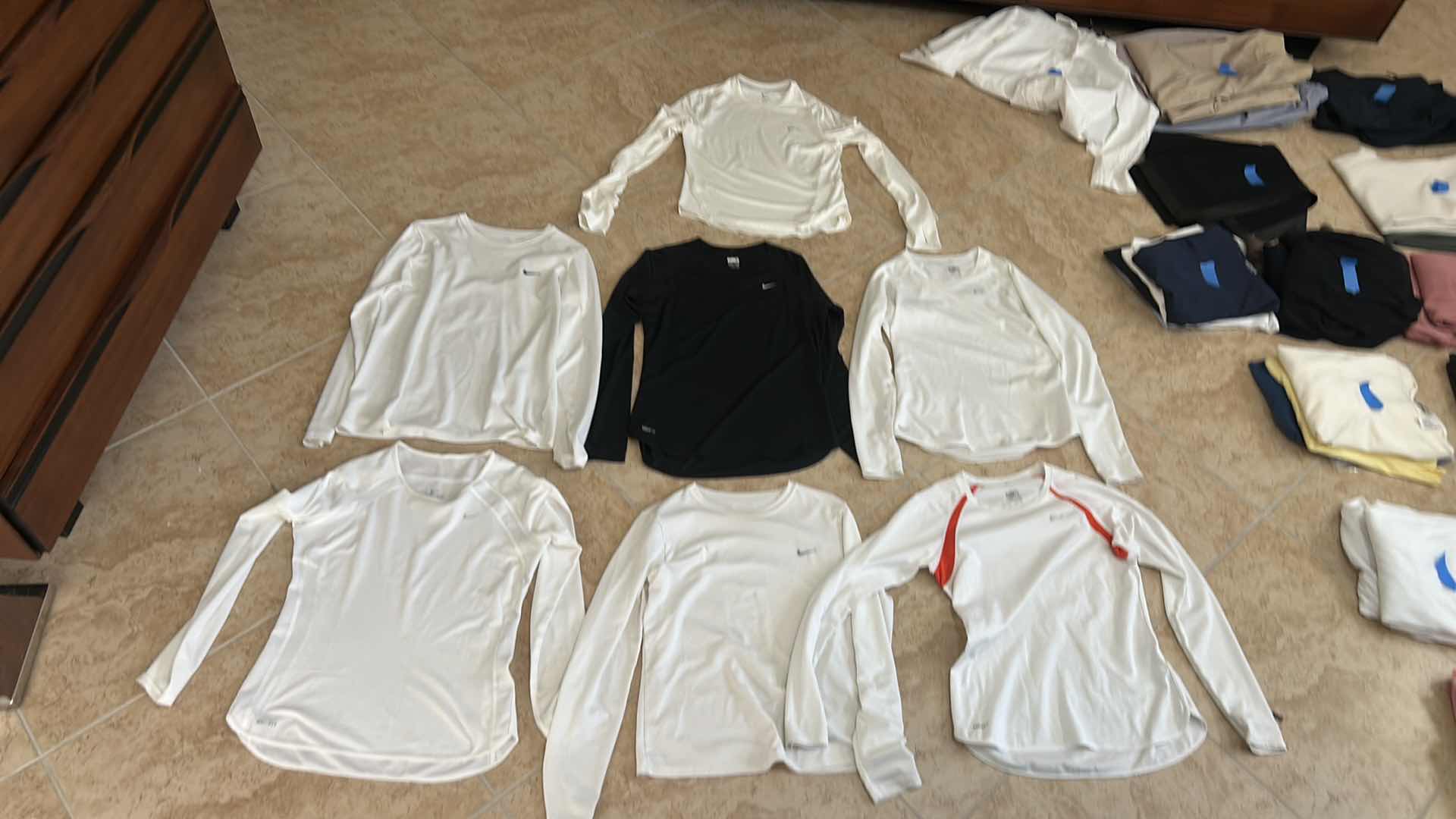 Photo 1 of 7 LONG SLEEVE NIKE TOPS SIZE S/M