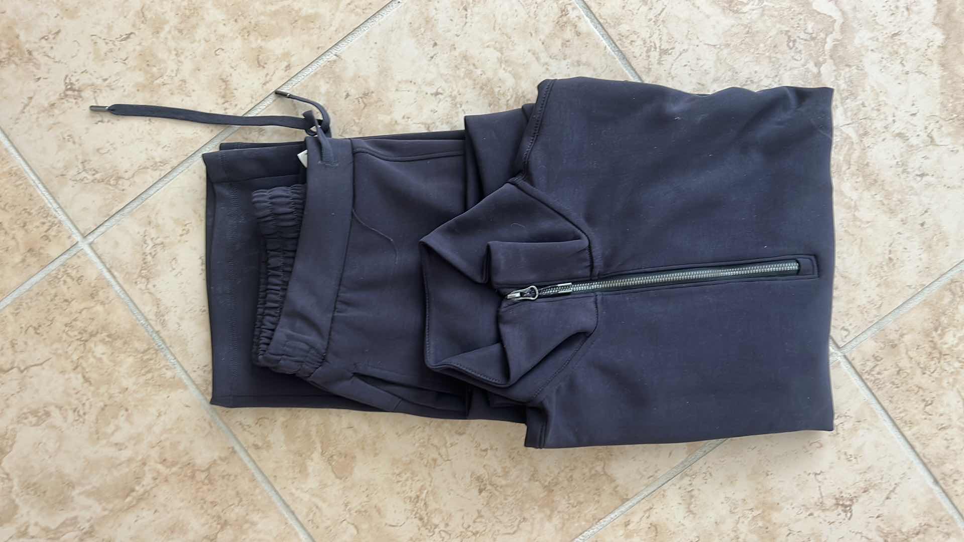 Photo 1 of MAKERSMARK CHARCOAL GRAY QUARTER ZIP LONG SLEEVE PULLOVER AND SWEATPANTS SIZE S/M