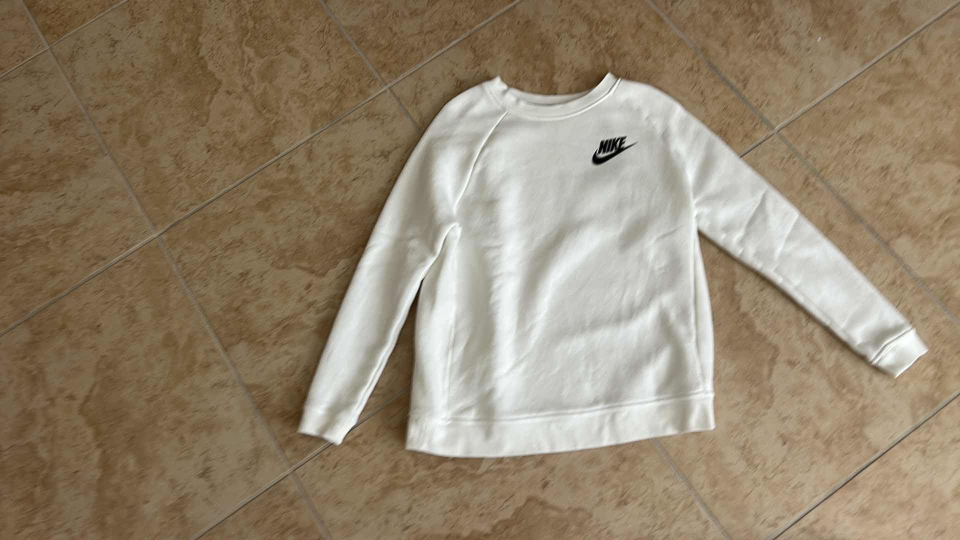 Photo 1 of 2 WHITE LONG SLEEVE NIKE SWEATSHIRTS SIZE S/M