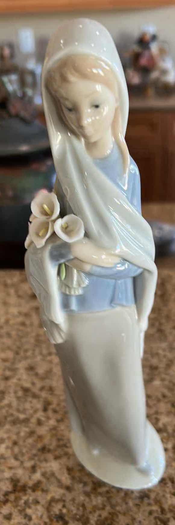Photo 1 of LLADRO PORCELAIN FIGURE "GIRL WITH CALL LILIES"H 10"