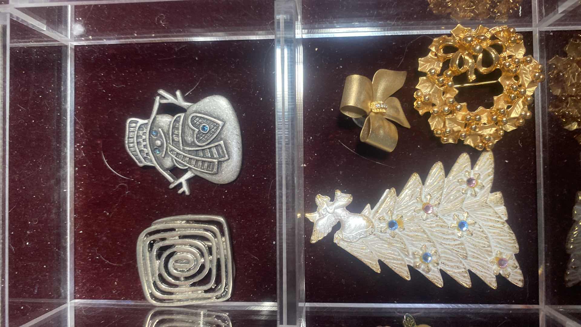 Photo 1 of FASHION JEWELRY BROOCHES (15)