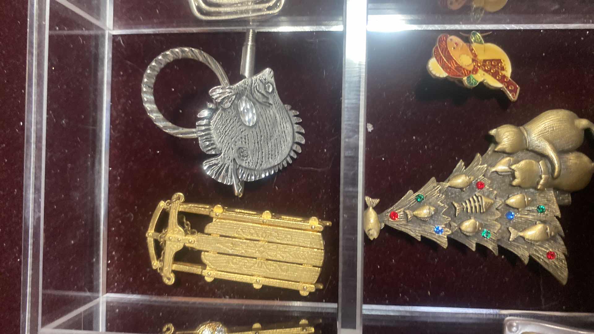 Photo 1 of FASHION JEWELRY BROOCHES (15)