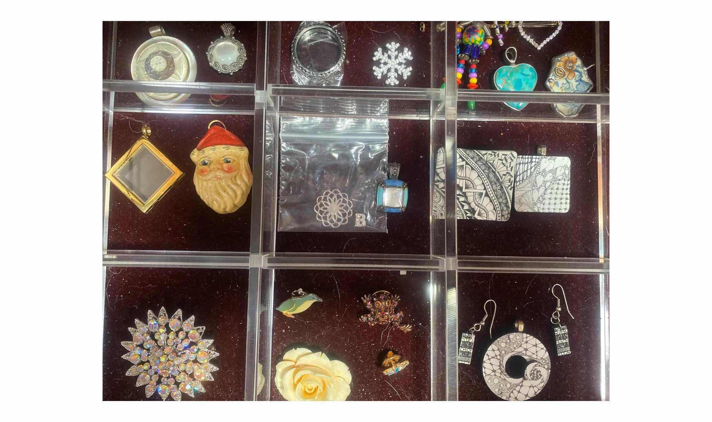 Photo 1 of FASHION JEWELRY PENDANTS AND PINS PIECES (21)