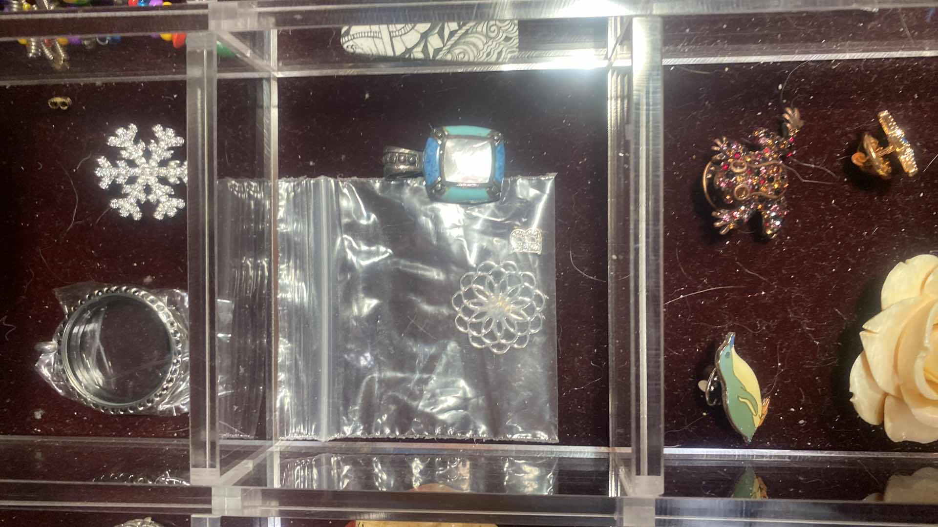 Photo 1 of FASHION JEWELRY PENDANTS AND PINS PIECES (21)