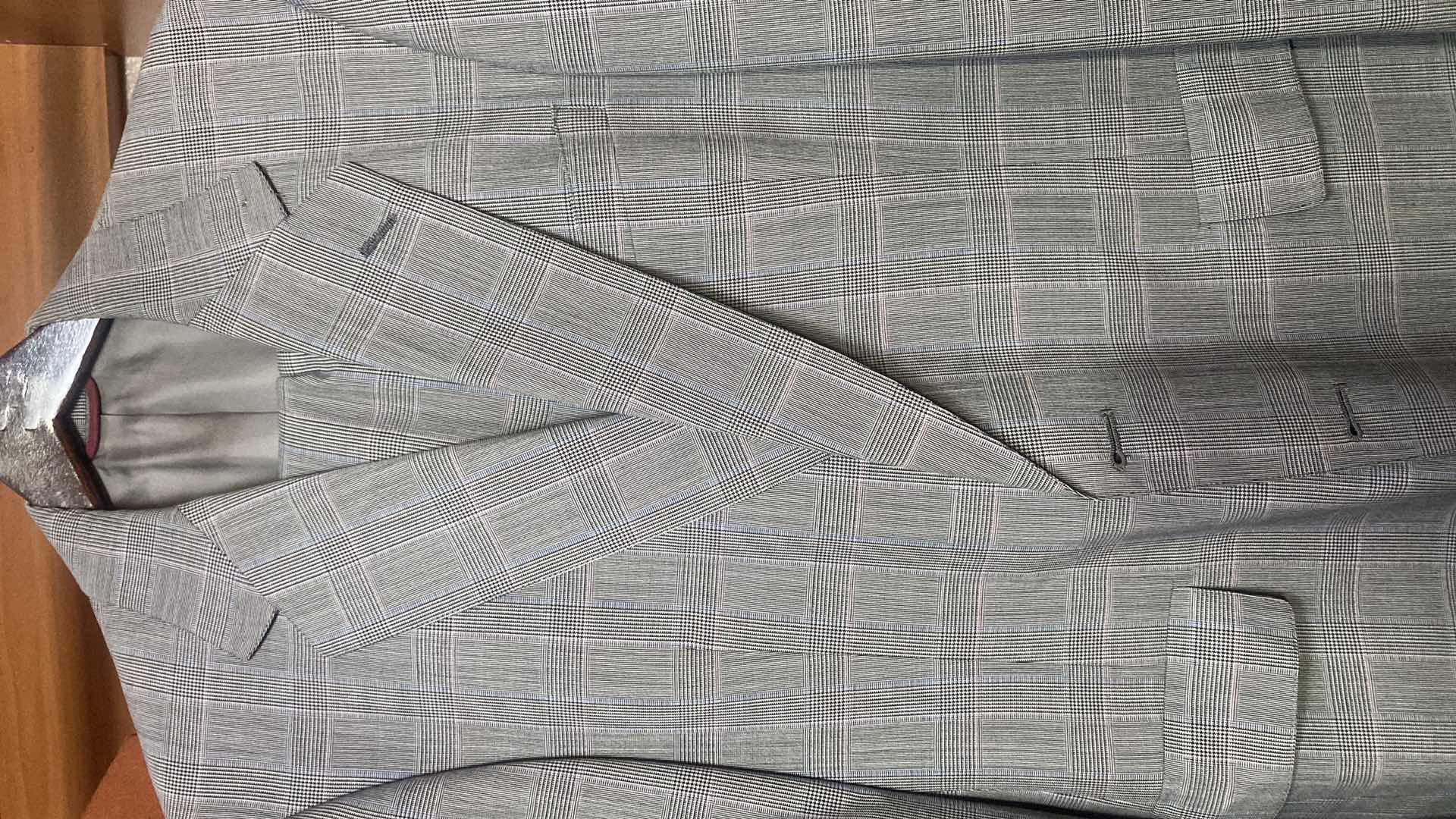 Photo 1 of MEN’S SUITS ESTIMATED SIZE 42 LONG (2)