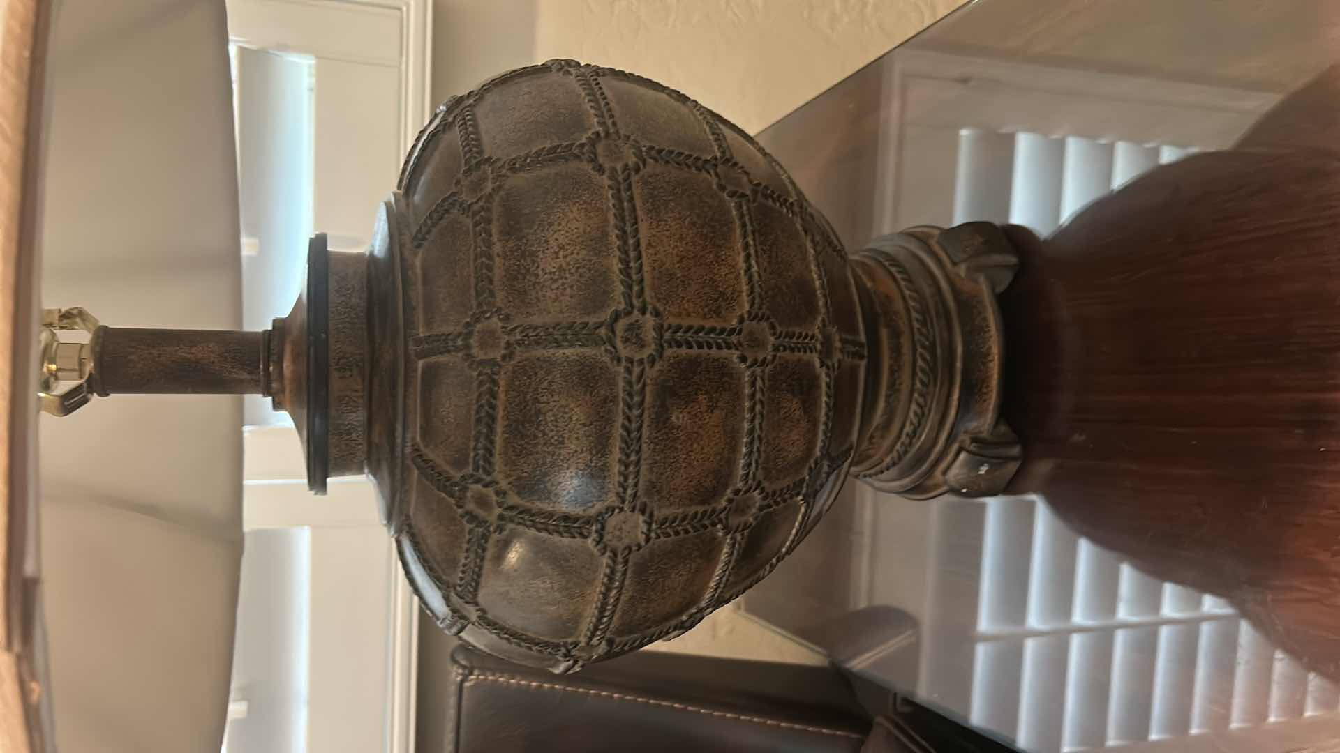 Photo 1 of VINTAGE STYLE CERAMIC TABLE LAMP W NATURAL LOOK PATTERN BASE & BEIGE BURLAP SHADE H 33"