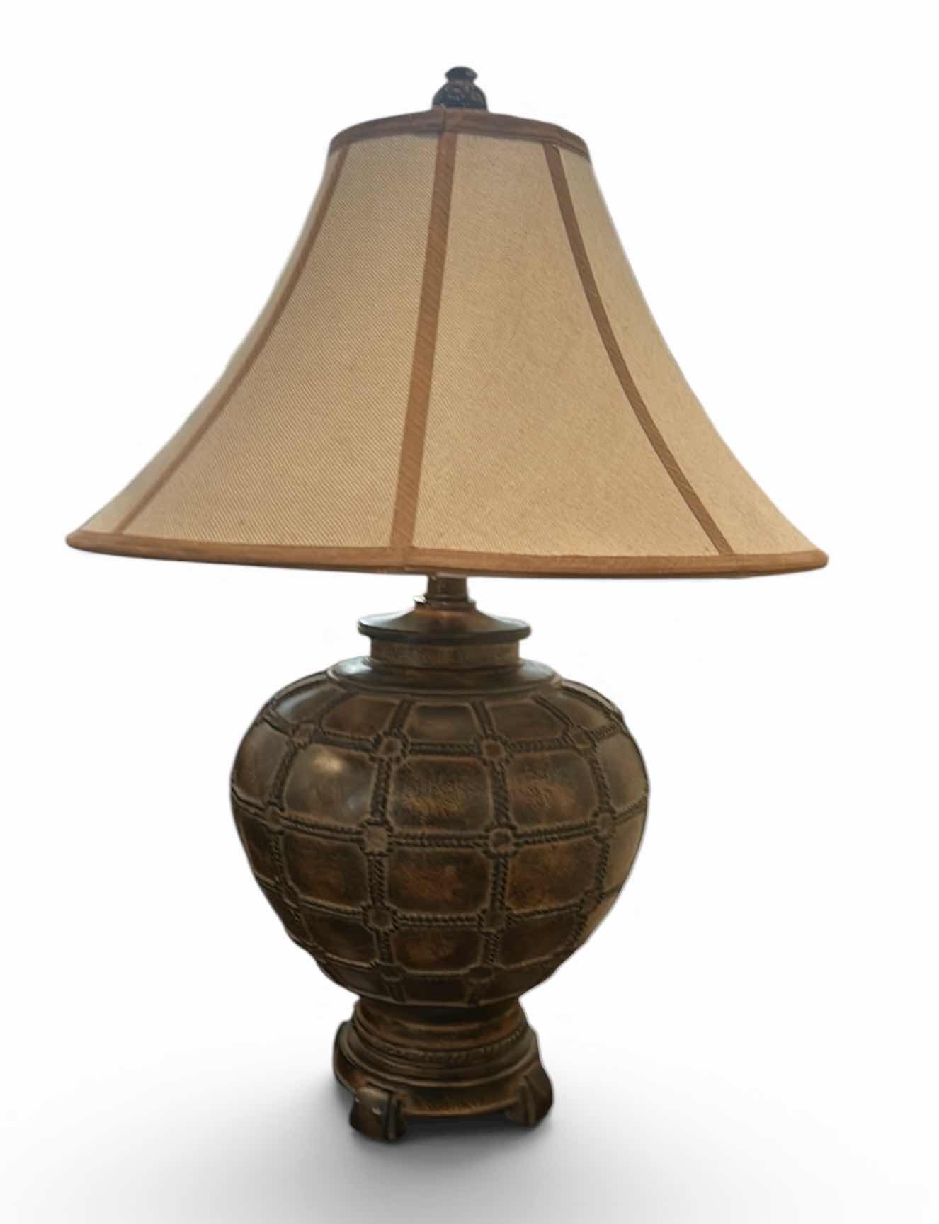 Photo 1 of VINTAGE STYLE CERAMIC TABLE LAMP W NATURAL LOOK PATTERN BASE & BEIGE BURLAP SHADE H 33"