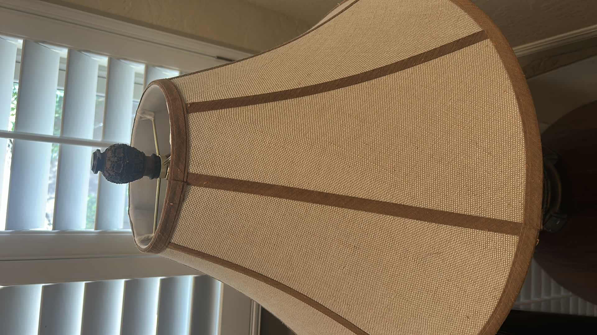 Photo 1 of VINTAGE STYLE CERAMIC TABLE LAMP W NATURAL LOOK PATTERN BASE & BEIGE BURLAP SHADE H 33"