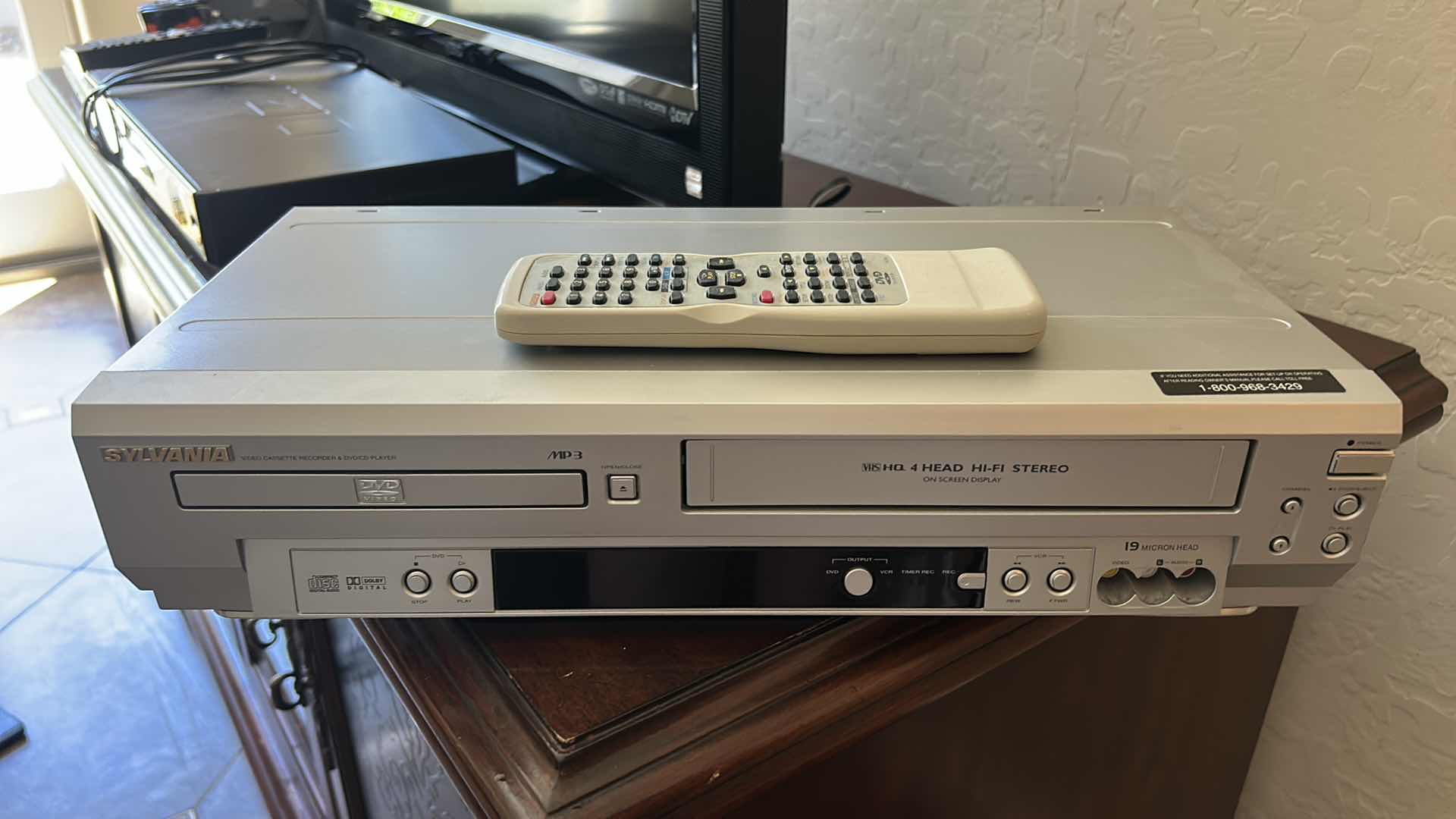 Photo 1 of SAMSUNG DVD/VCR COMBINATION PLAYER WITH REMOTE CONTROL