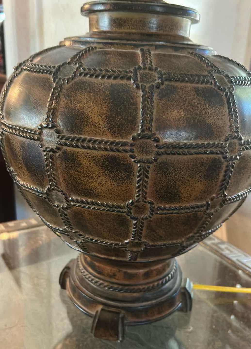Photo 1 of VINTAGE STYLE CERAMIC TABLE LAMP W NATURAL LOOK PATTERN BASE & BEIGE BURLAP SHADE H 33"