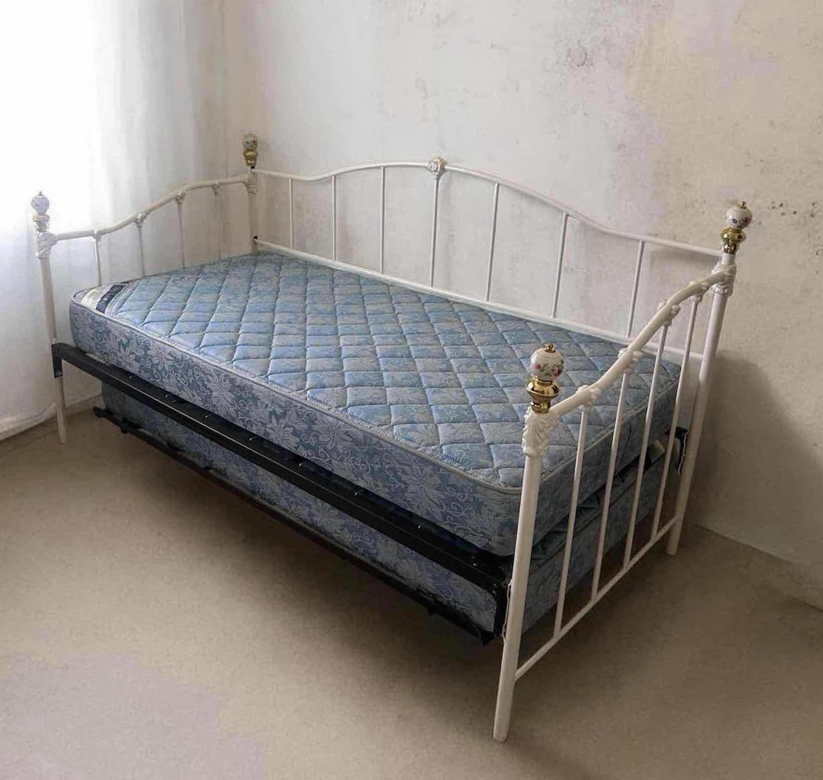 Photo 1 of TWIN DHP WHITE METAL DAYBED W DECORATIVE PORCELAIN KNOBS
MATTRESS INCLUDED $ 350