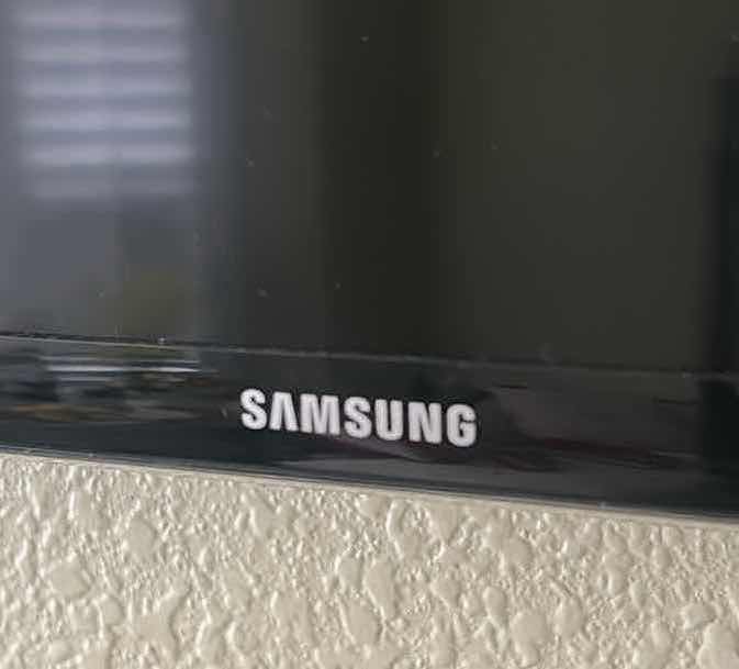 Photo 1 of 45" SAMSUNG SLIM FLAT PANEL SMART TV W REMOTE