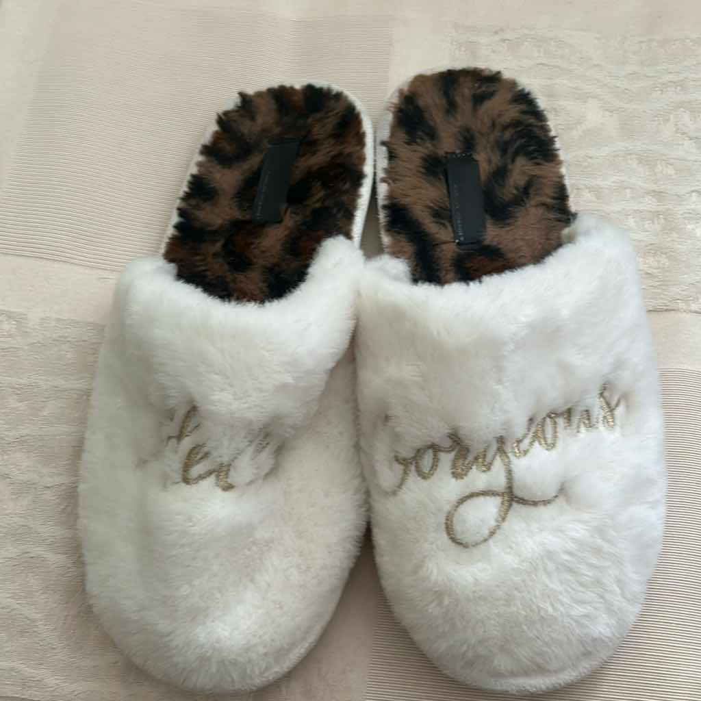 Photo 1 of 6- SLIPPERS SIZE MEDIUM