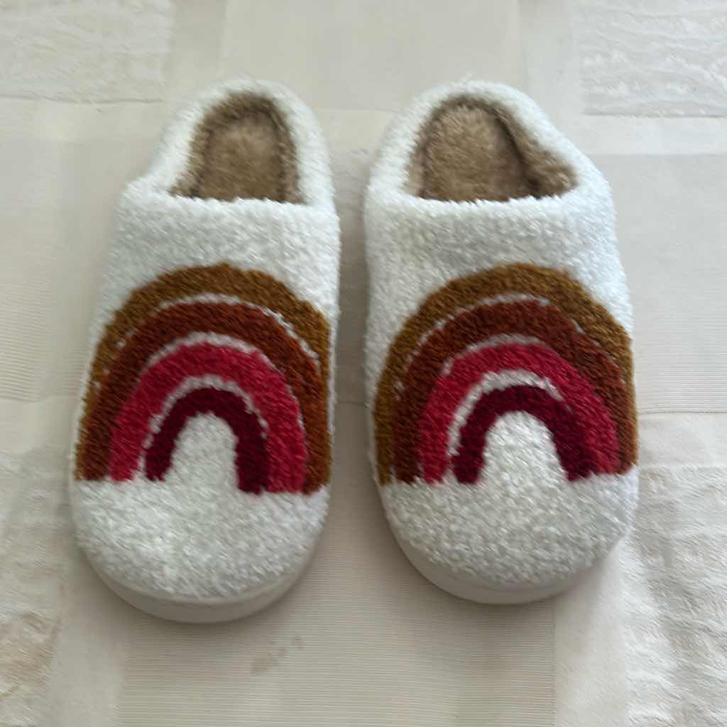 Photo 1 of 6- SLIPPERS SIZE MEDIUM