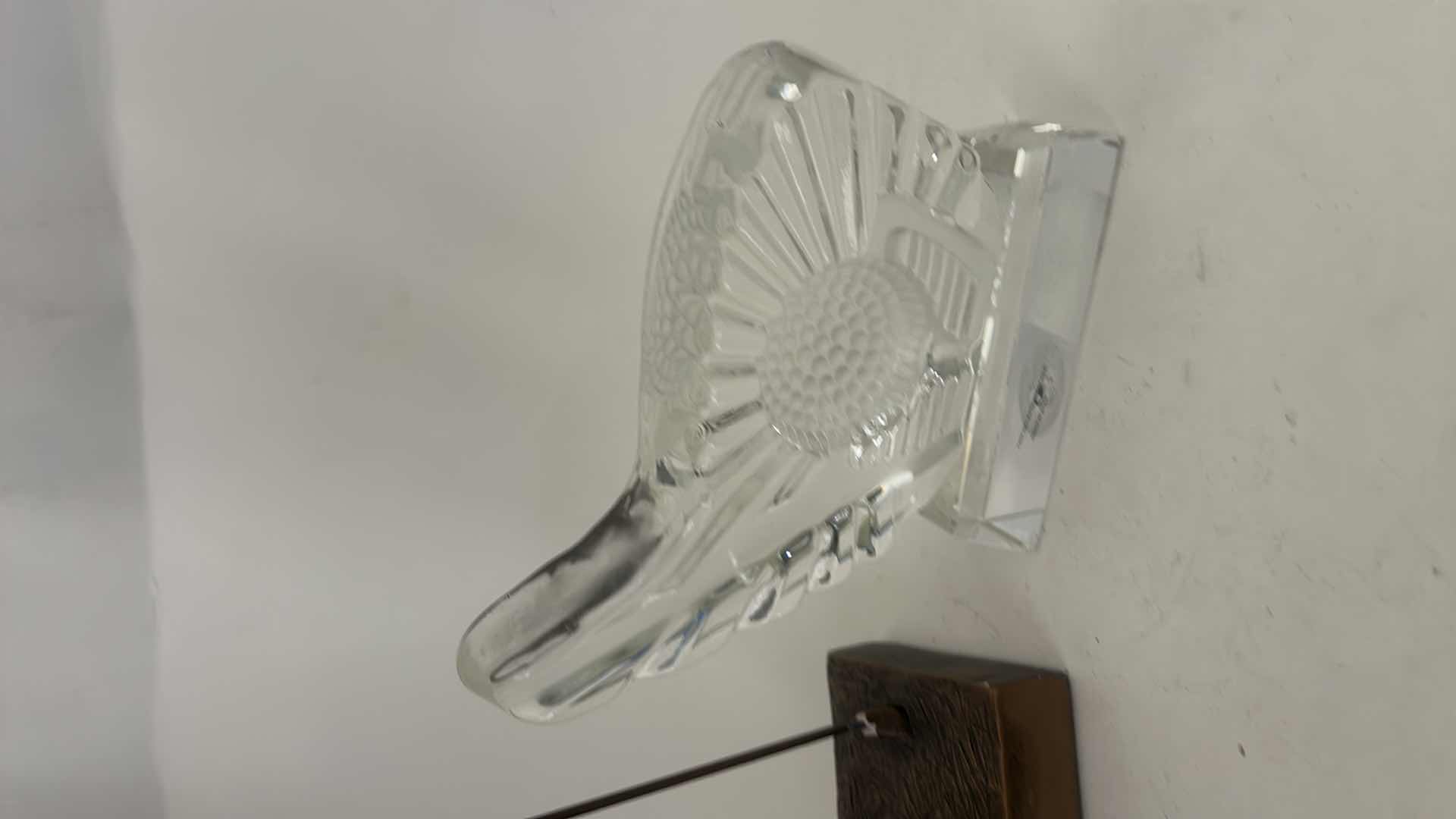 Photo 1 of 2 PC GOLF DECOR- METAL BRONZE SHADE GOLFER FIGURINE H16.25” AND CRYSTAL GOLF CLUB HEAD