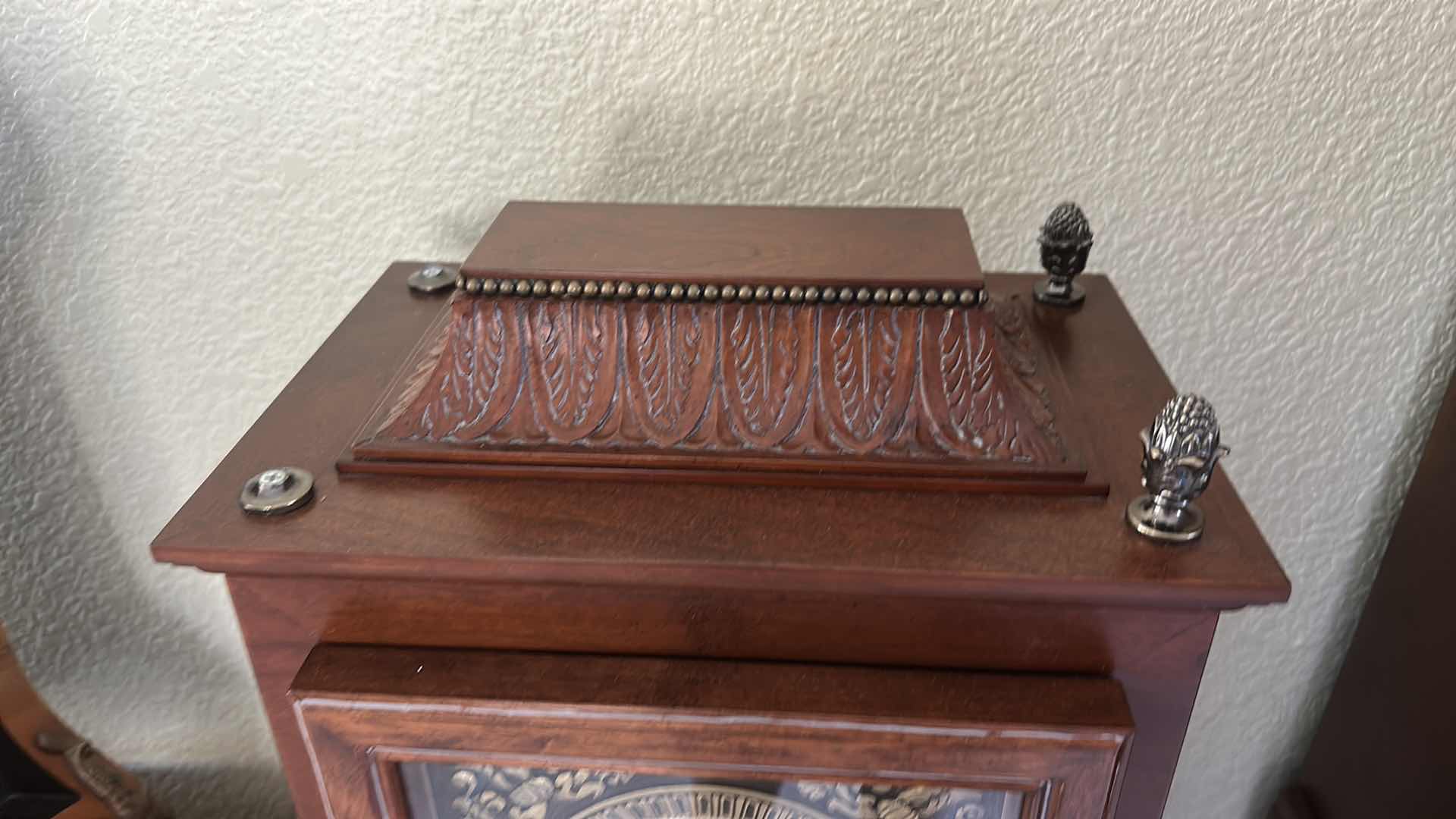 Photo 1 of BOMBAY COMPANY MANTEL CLOCK 15“ x 11“ H17“.