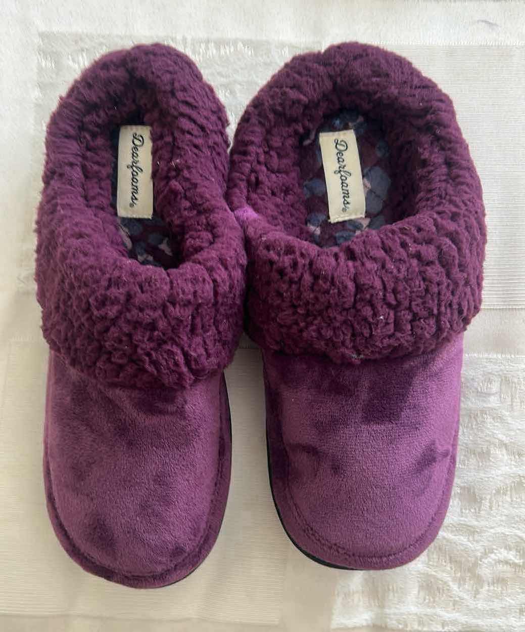 Photo 1 of 4- DEARFORMS PLUSH SLIPPERS SIZE SMALL