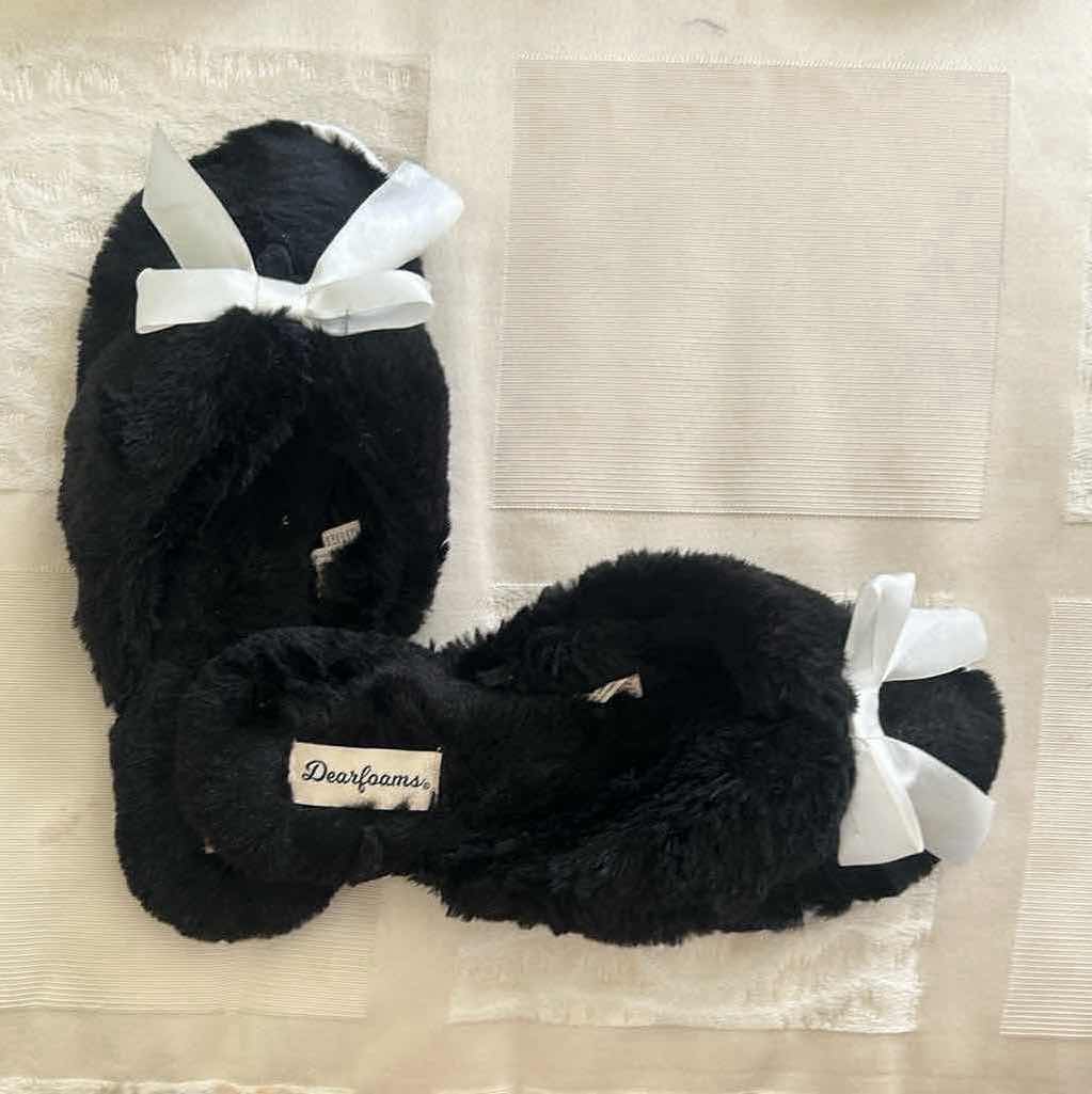 Photo 1 of 4- DEARFORMS PLUSH SLIPPERS SIZE SMALL
