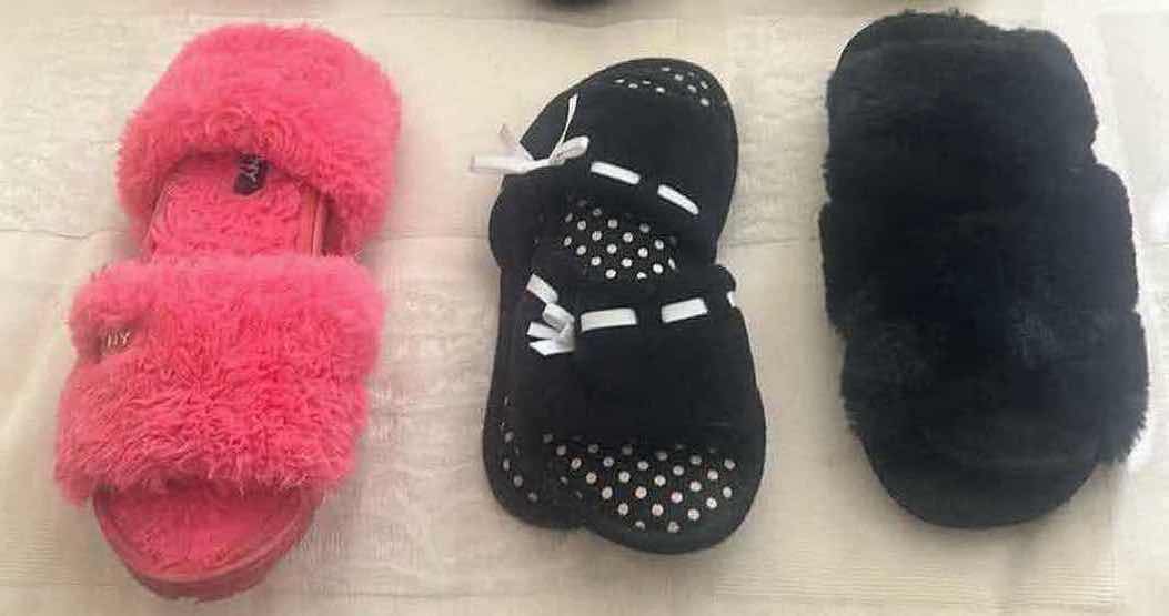 Photo 1 of 6- PLUSH SLIPPERS SIZE SMALL