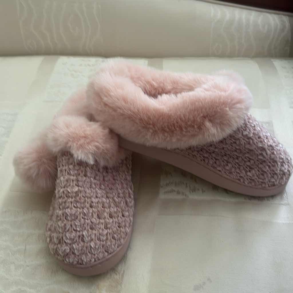 Photo 1 of 5- PLUSH SLIPPERS SIZE SMALL
