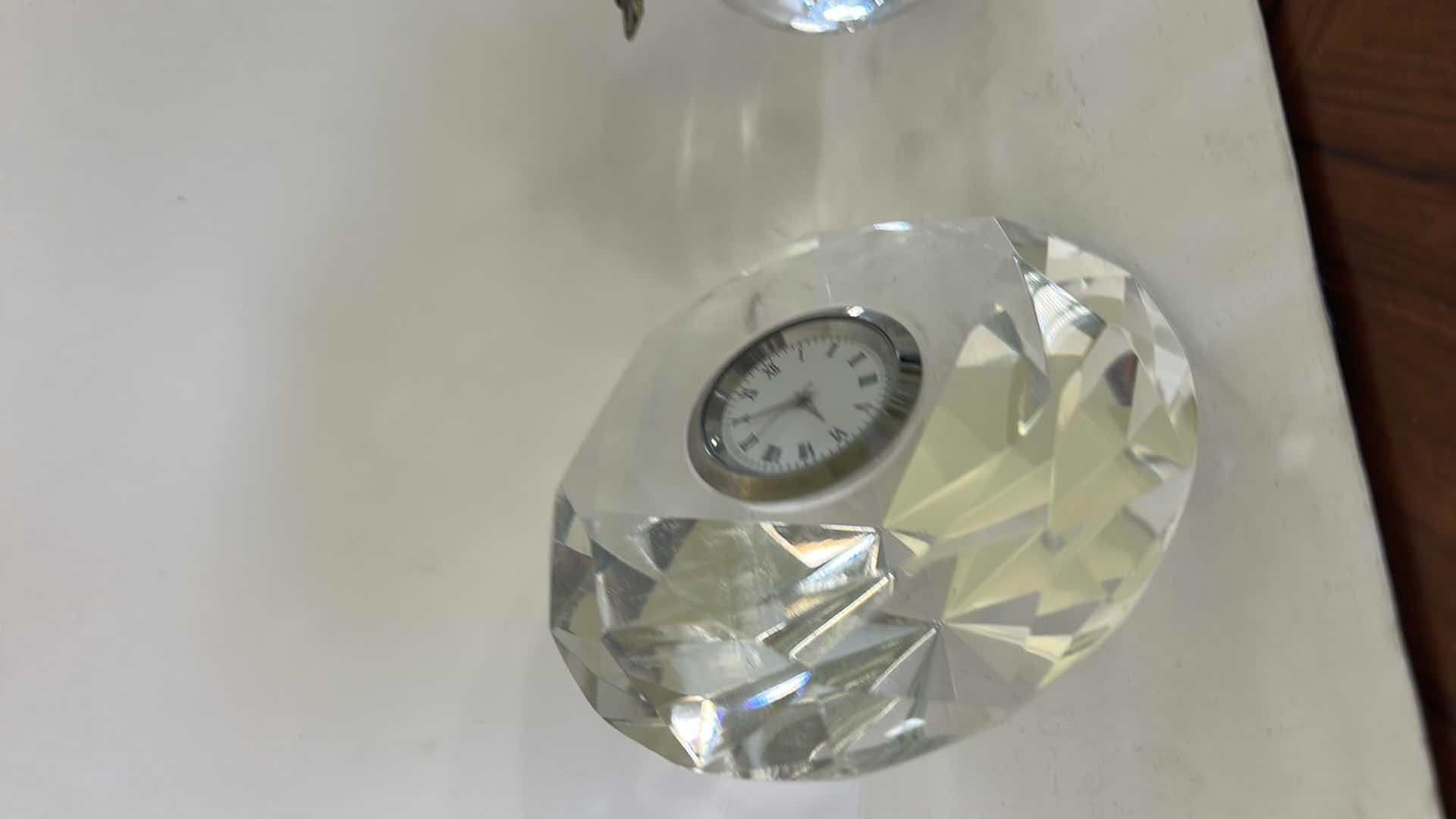 Photo 1 of CLEAR CUT LEAD CRYSTAL FACETED ROUND DESK QUARTZ CLOCK PAPERWEIGHT FEATURES A ROMAN NUMERAL DIAL. & CRYSTAL APPLE PAPERWEIGHT (TALLEST 2.75”)