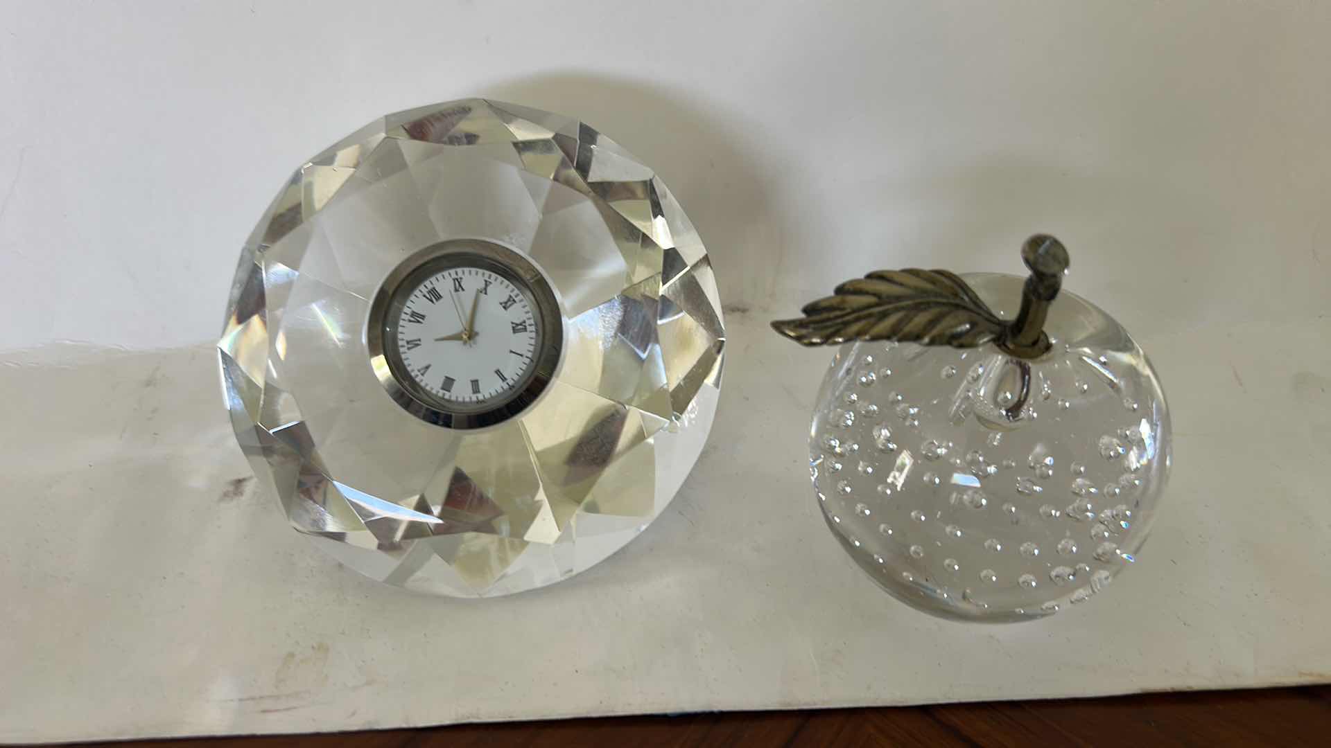 Photo 1 of CLEAR CUT LEAD CRYSTAL FACETED ROUND DESK QUARTZ CLOCK PAPERWEIGHT FEATURES A ROMAN NUMERAL DIAL. & CRYSTAL APPLE PAPERWEIGHT (TALLEST 2.75”)