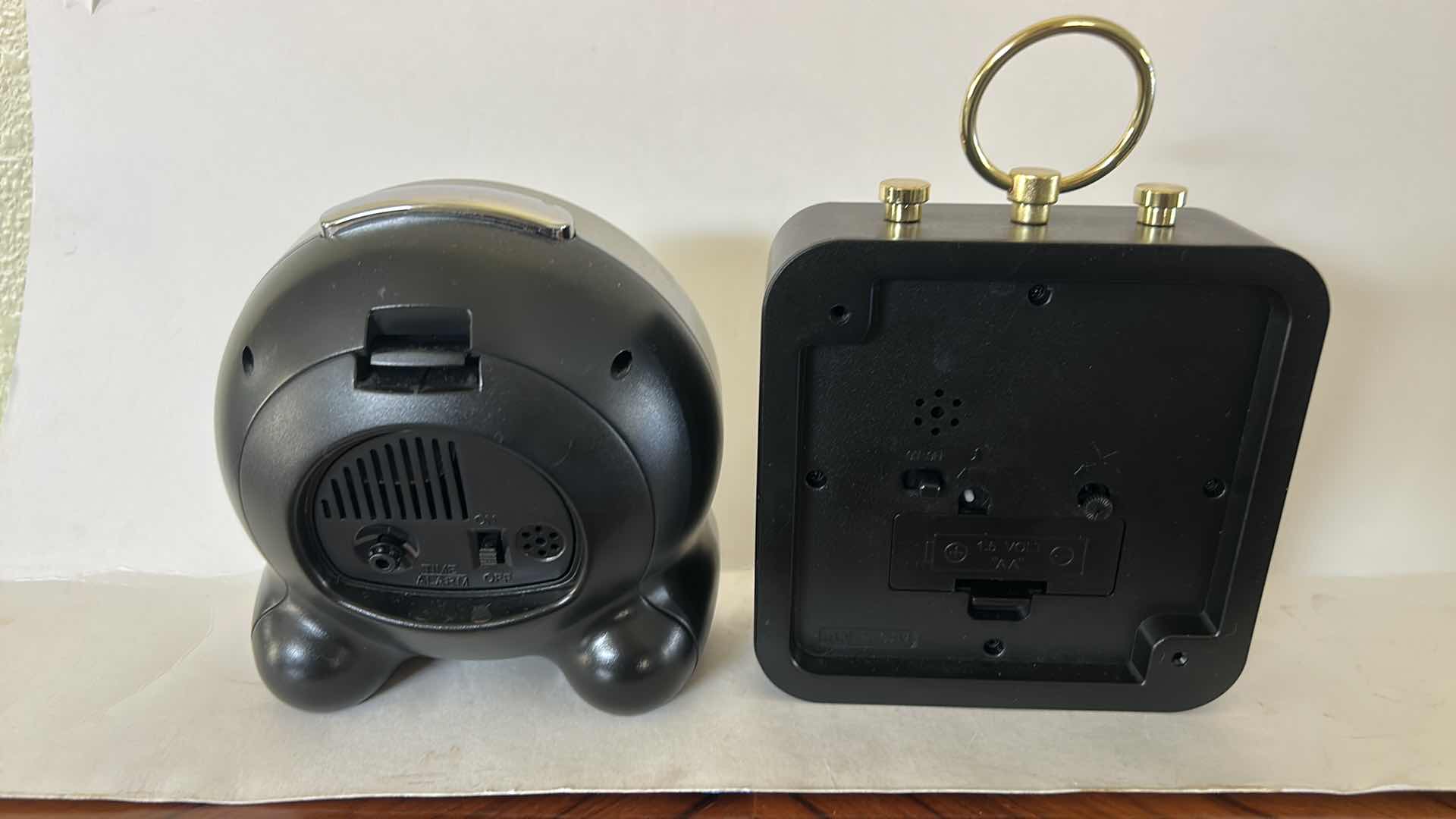 Photo 1 of 2 DESK CLOCKS H5”