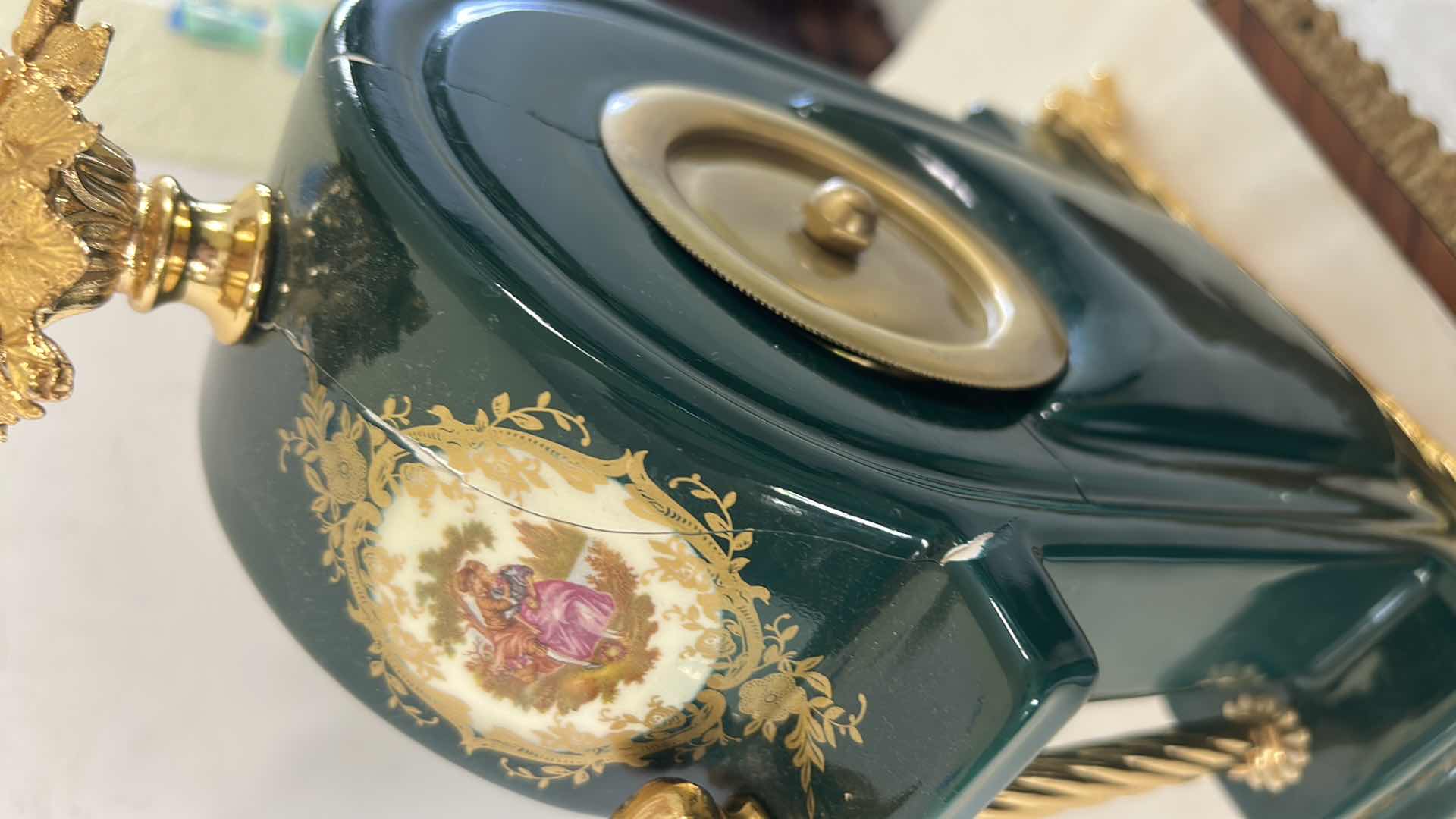 View 8 of VINTAGE KING LOUIS DESIGN PORCELAIN MANTEL CLOCK GREEN FINISH W GOLD GILT ACCENTS & CENTRAL FRAGONARD-STYLE LOVERS’ SCENE H15”