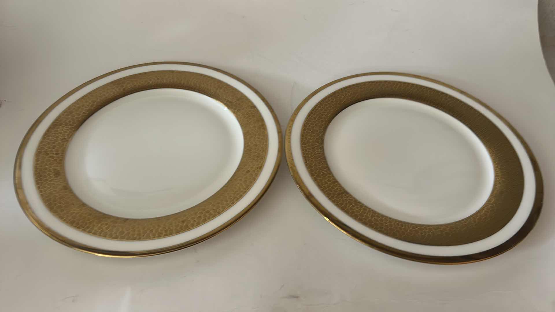 Photo 1 of 16 PC WHITE AND GOLD DINNERWARE