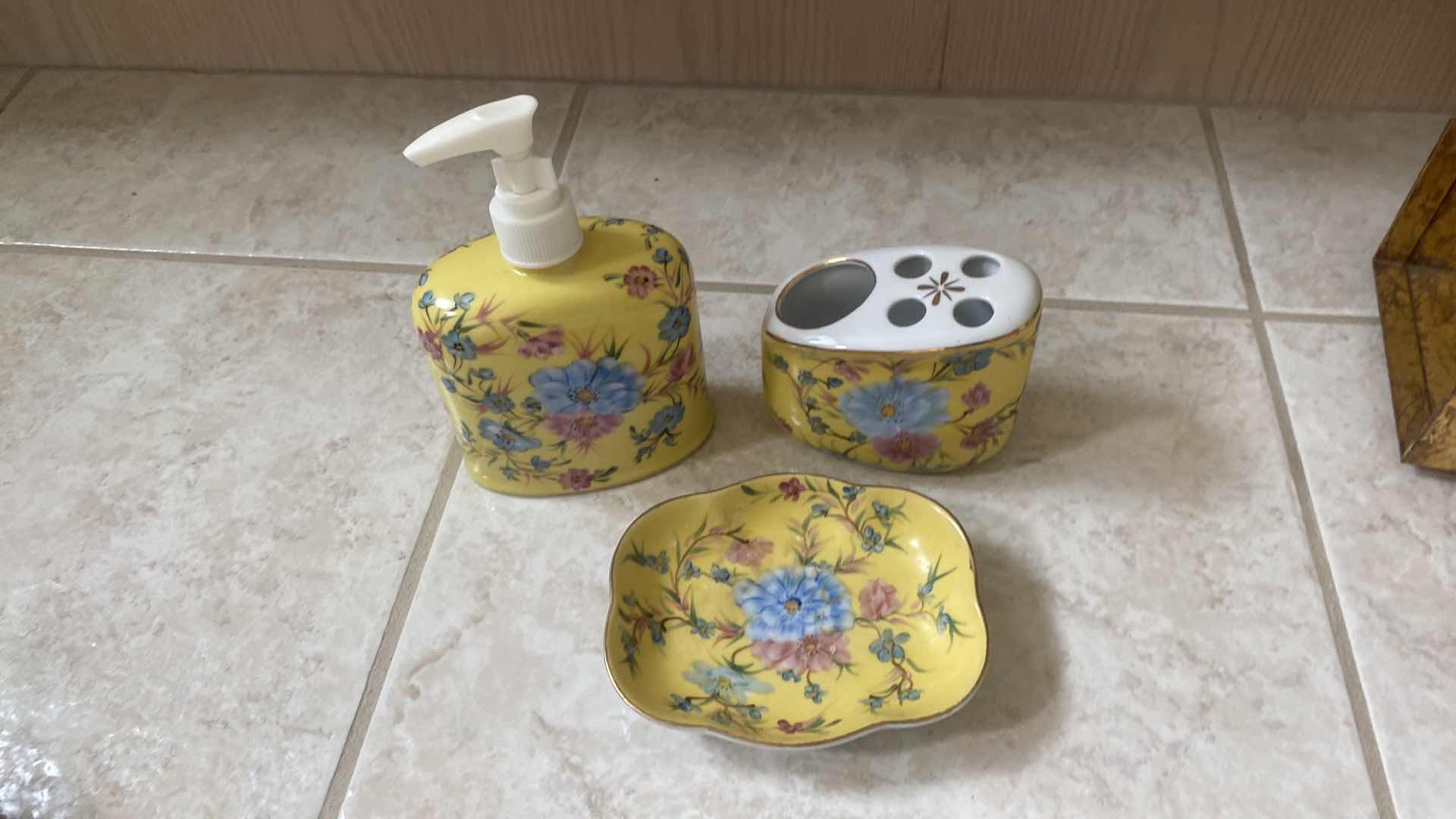 Photo 1 of BATHROOM ACCESSORIES 5 PIECES