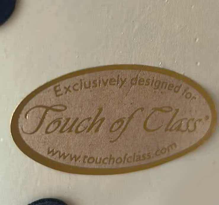 Photo 1 of TOUCH OF CLASS RESIN HAND PAINTED PEACOCK GARDEN H11"