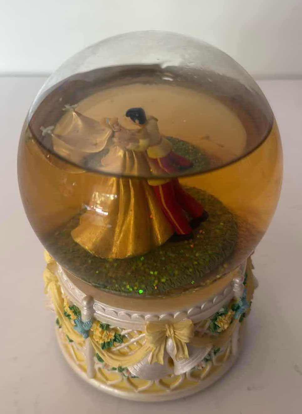 Photo 1 of DISNEY CINDERELLA MUSICAL SNOWGLOBE AS IS H 6” $25