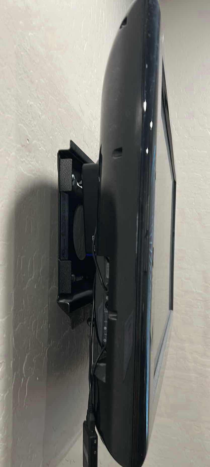 Photo 1 of 32" SAMSUNG WALL MOUNT TV W REMOTE