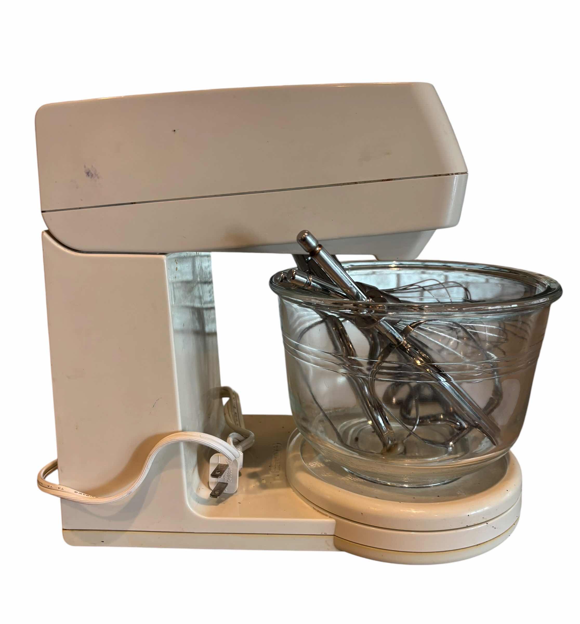Photo 1 of BLACK & DECKER STAND MIXER