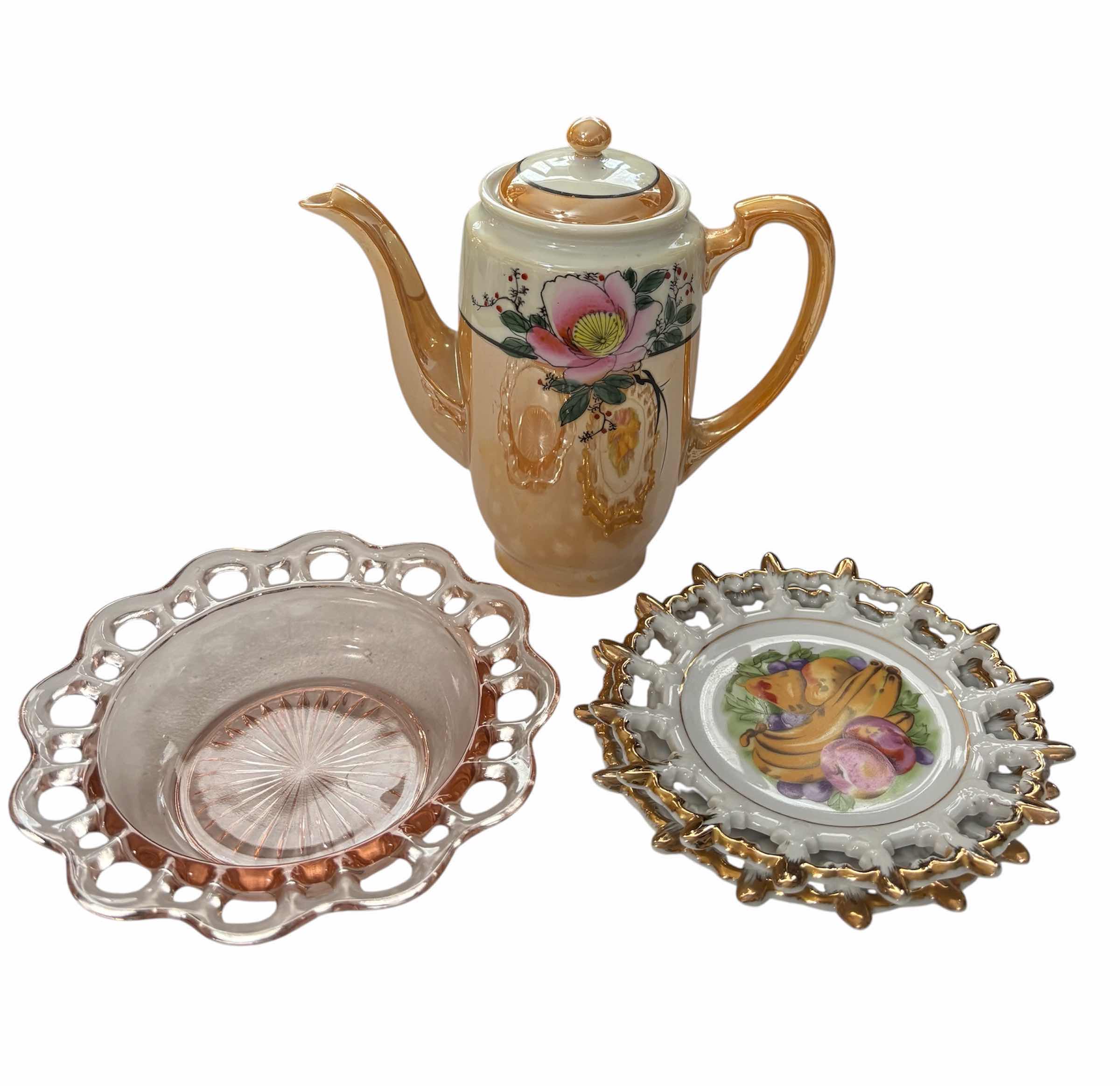 Photo 1 of TEAPOT, DISH & NAPCO DESSERT PLATES (2) D6”