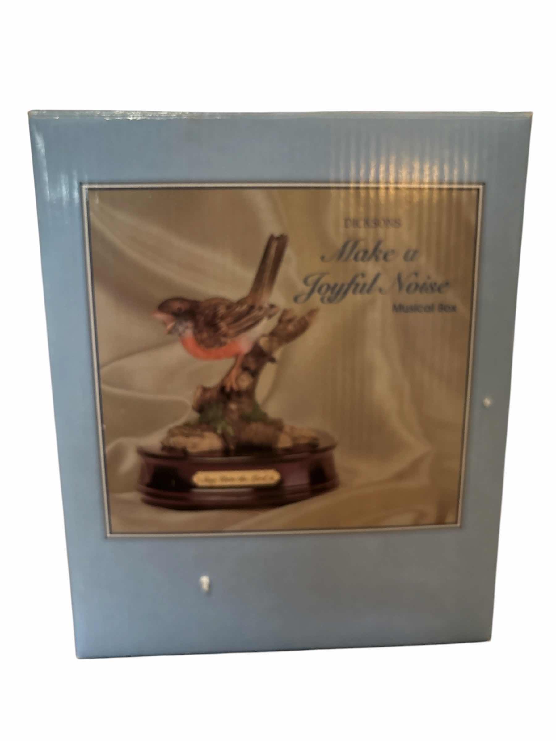 Photo 1 of (2)PCS ROBIN & YELLOW CANARY MUSIC BOX H6.5”