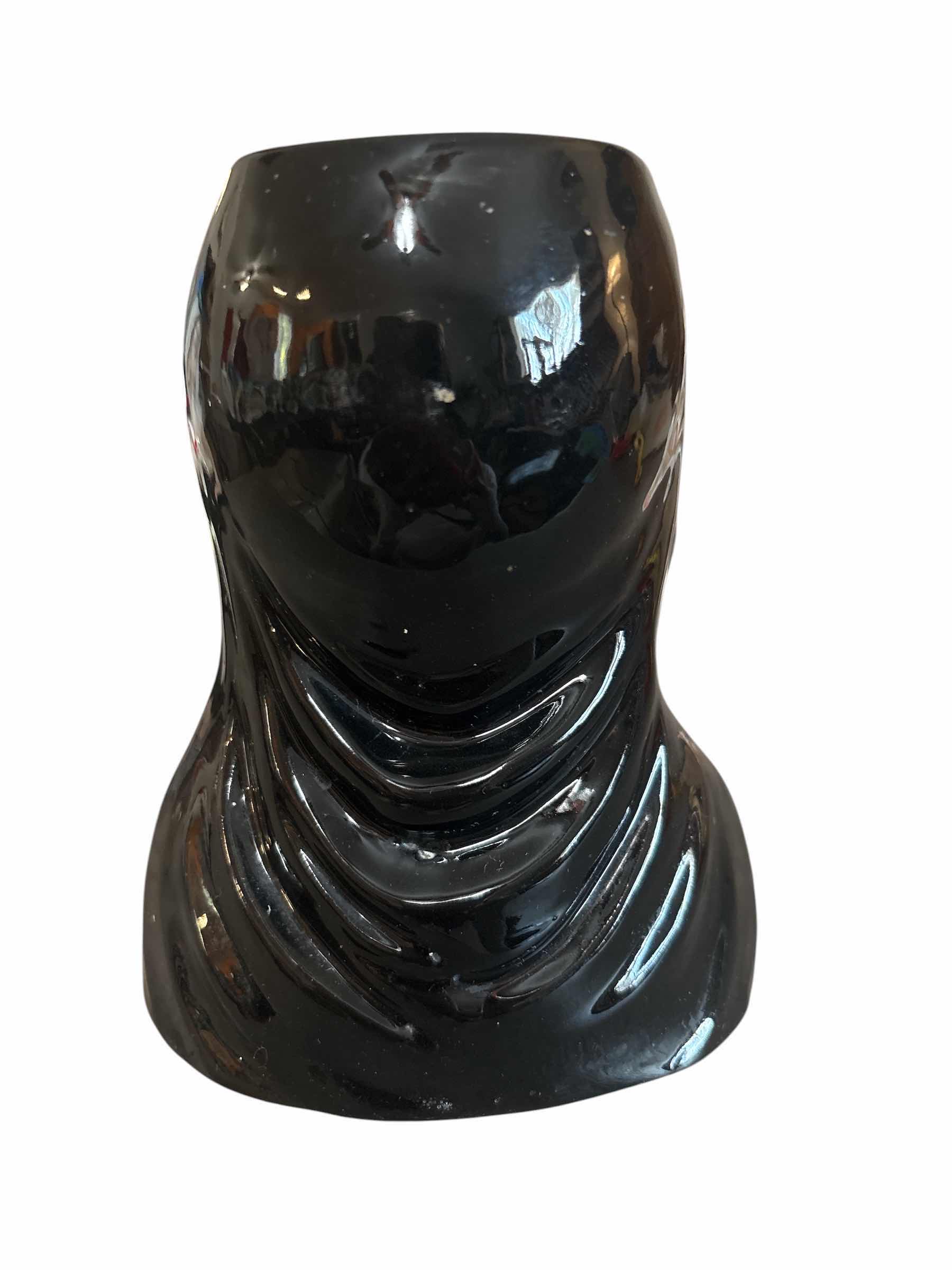 Photo 1 of VINTAGE CERAMIC PRAYING NUN H5.5” $65