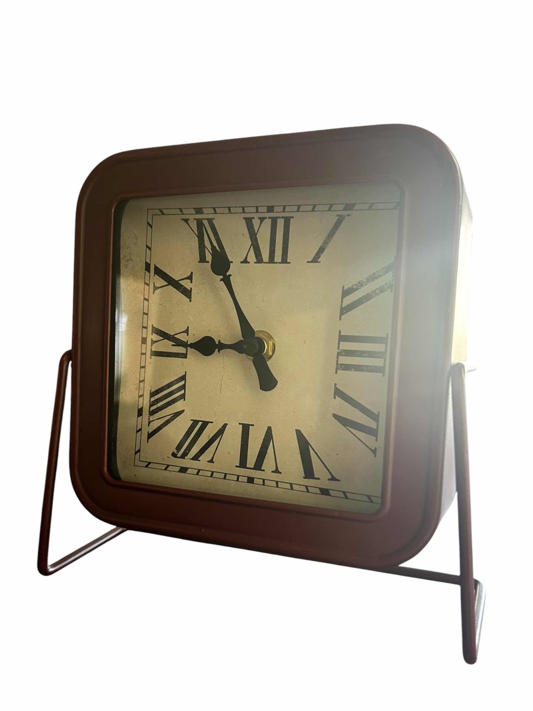 Photo 1 of VINTAGE-STYLE CLOCK WITH ARTIFICIAL FLOWERS IN GLASS VASE