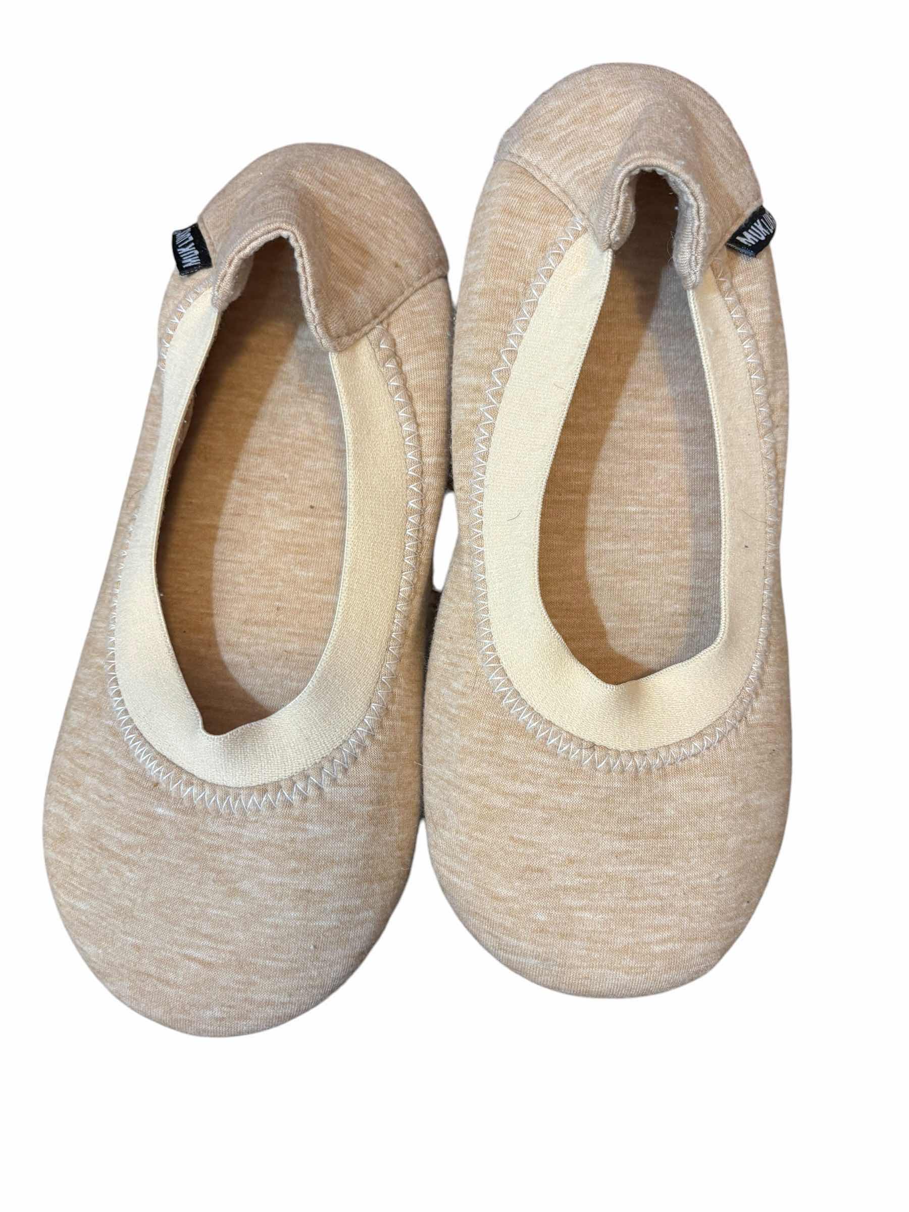 Photo 1 of BASKET OF SLIPPERS & SANDALS SIZE 5.5 - 6.5