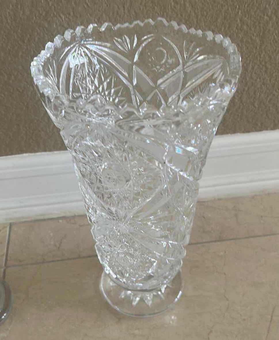 Photo 1 of 2- GLASS VASE H 24"